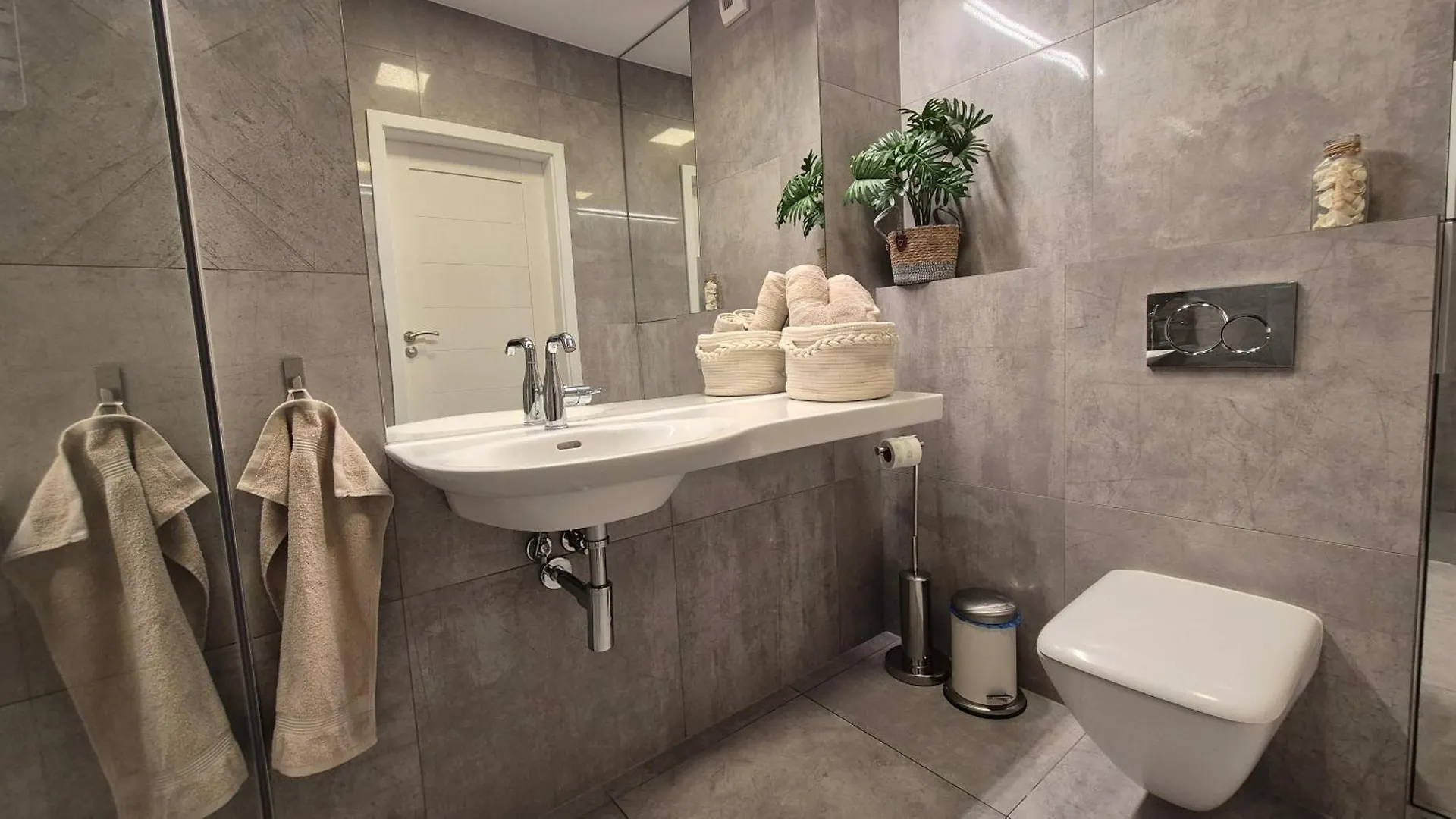 Garbary 100 White Apartment, Parking, Self Check-In 24H, Air-Conditioning Poznań